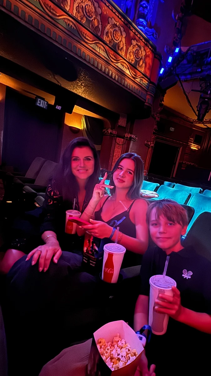 Тіффані Тіссен з Району Беверлі-Хіллз розважилася з дітьми в кіно