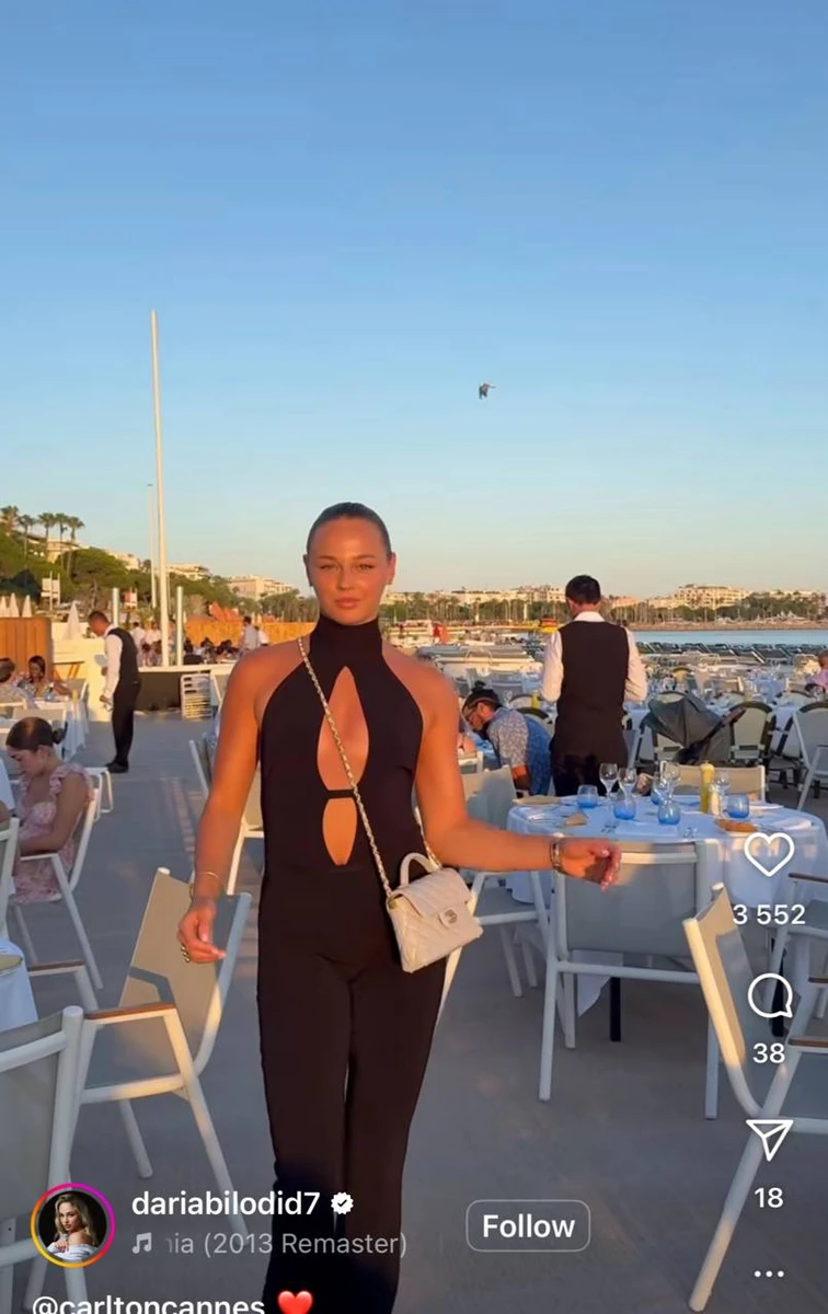 Білодід посвітила декольте