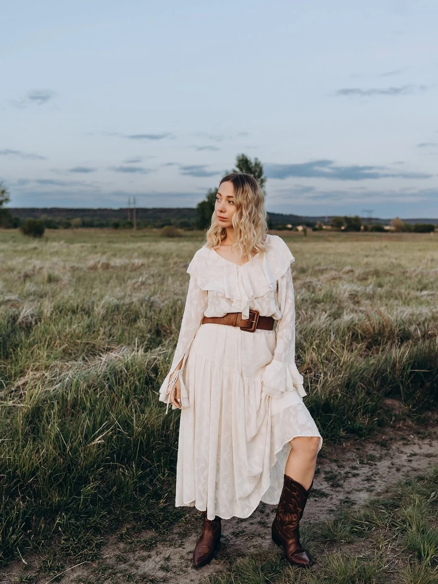 Катерина Репяхова позує у бохо сукні в полі