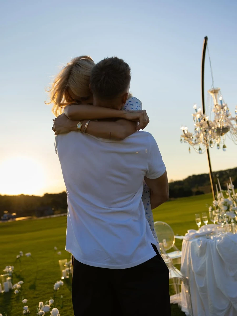 Даша Квіткова і Володимир Бражко ніжно пообіймалися на заручинах