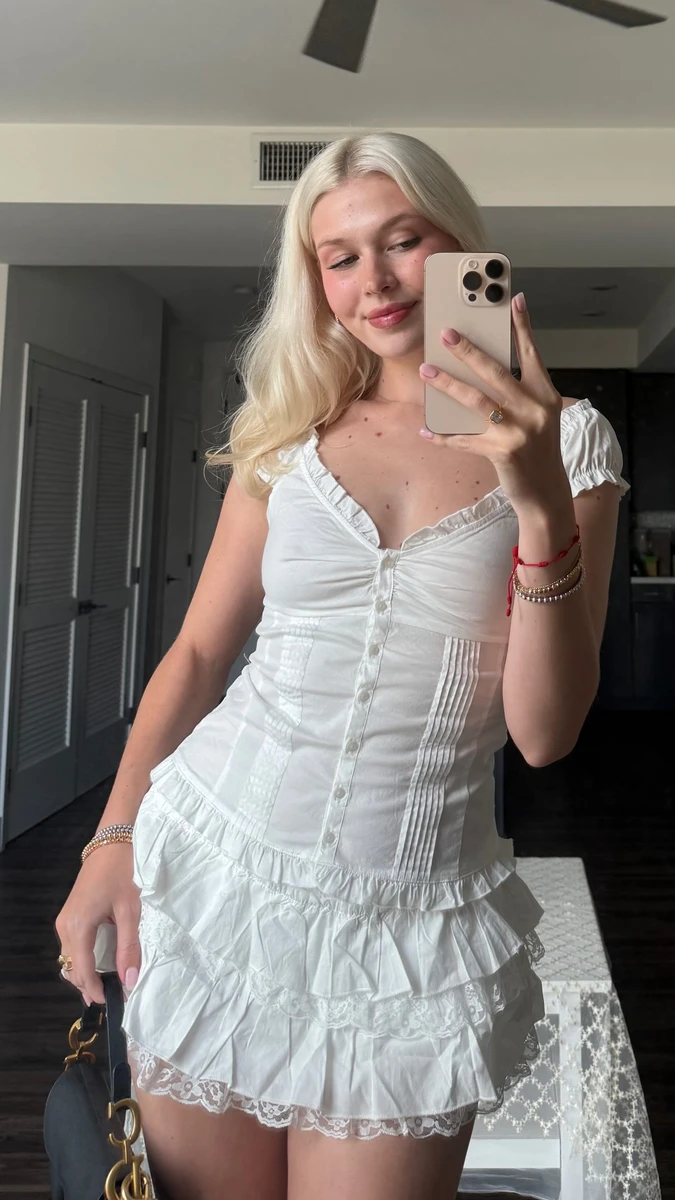 Старша донька Віри Брежнєвої в білій обтислій сукні посвітила фігурою