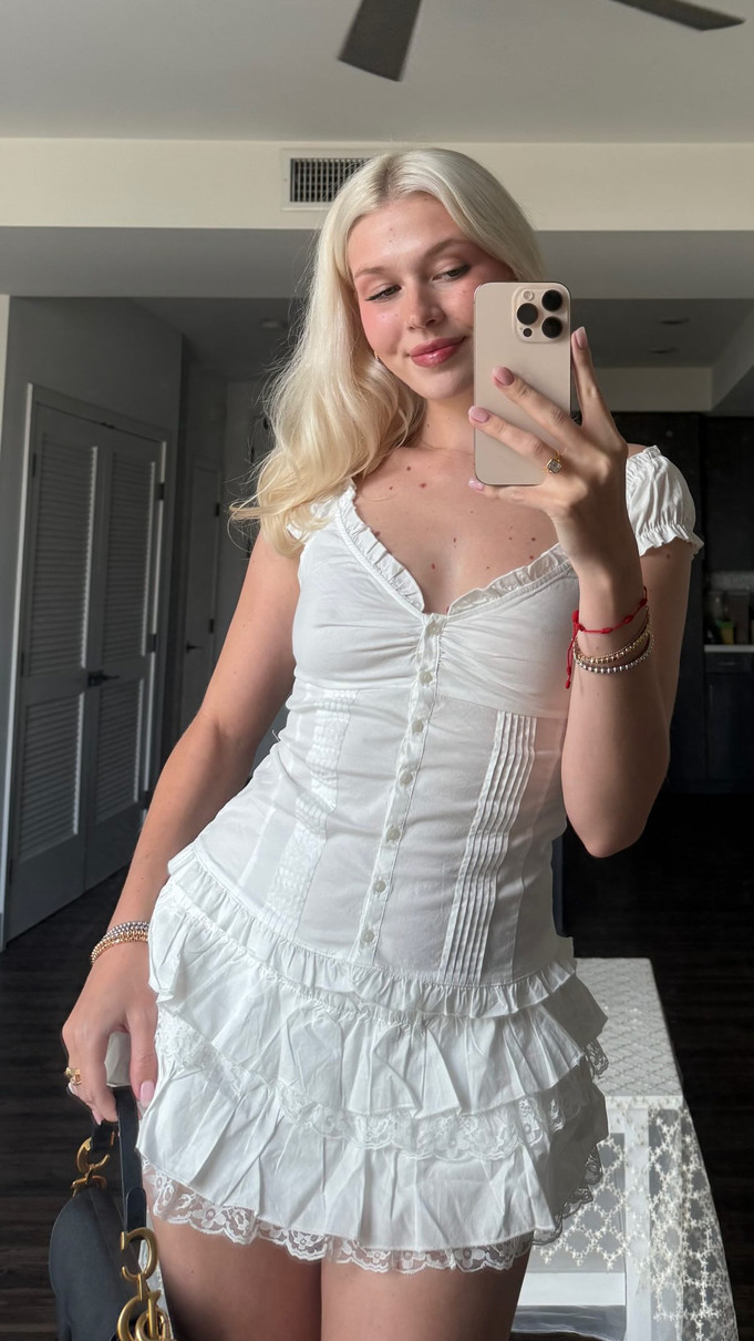 Старша донька Віри Брежнєвої в білій обтислій сукні посвітила фігурою