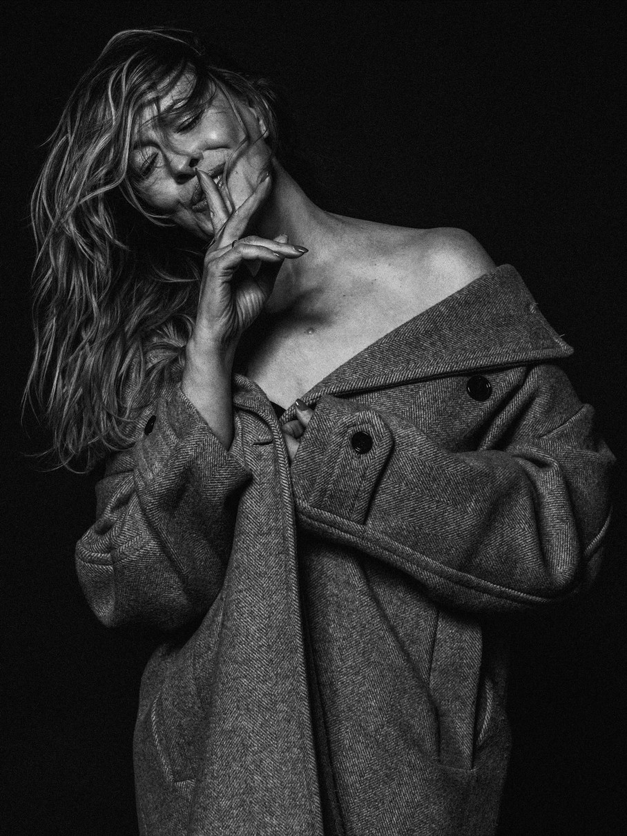 Олена Кравець попозувала з оголеними плечима