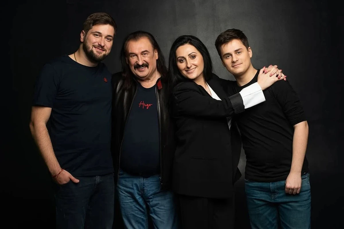 Степан Гіга разом із сином, дочкою та онуком