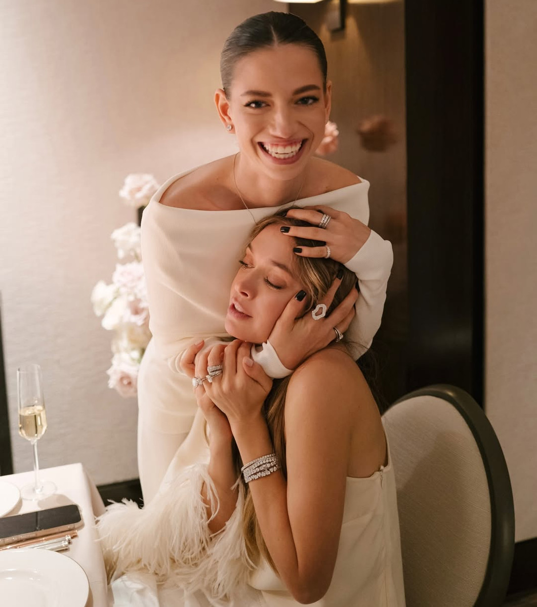 Віра Брежнєва показала ніжності з молодшою дочкою на своєму 44-річчі