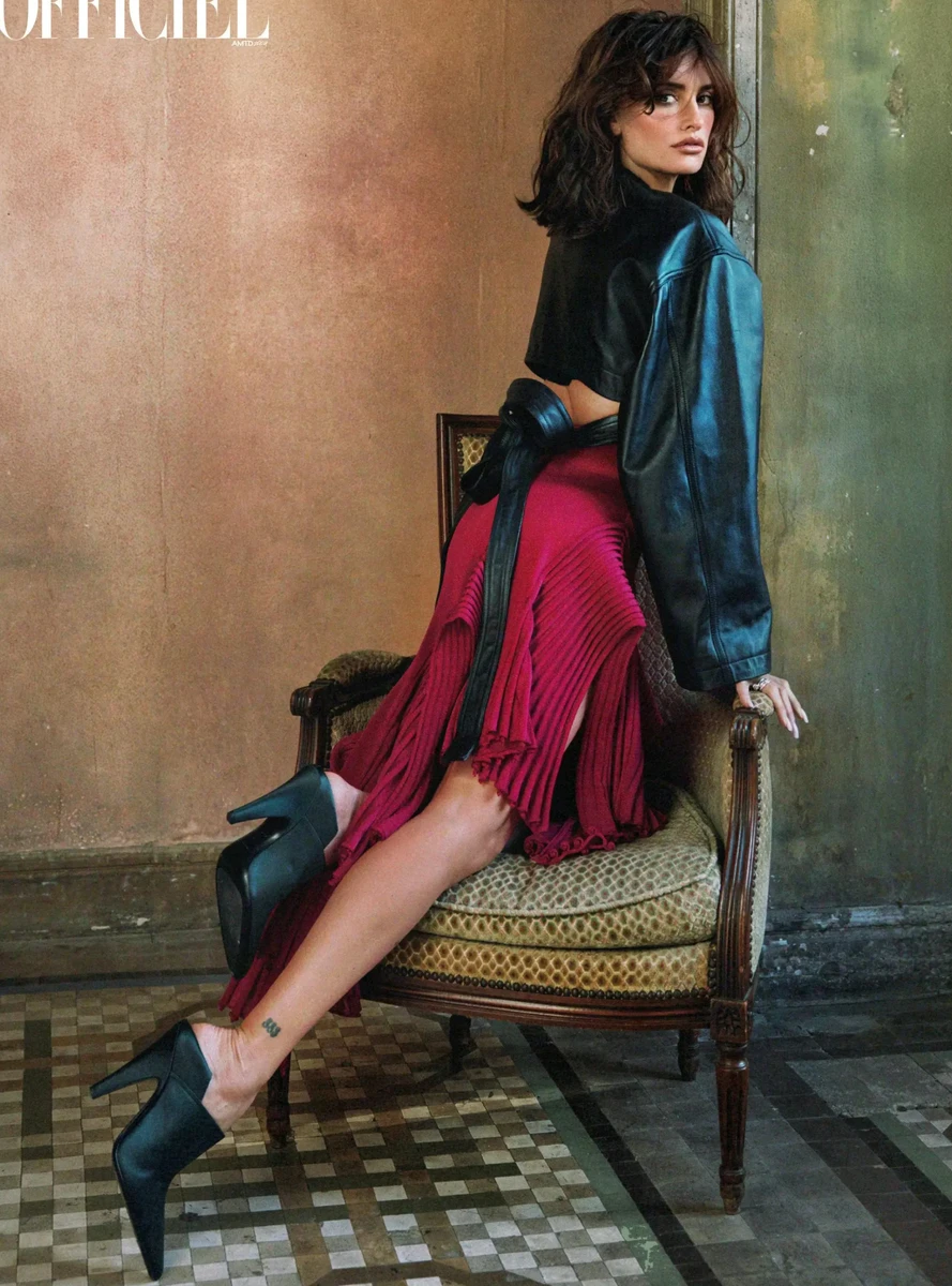 Пенелопа Крус у яскравій спідниці попозувала на стільці