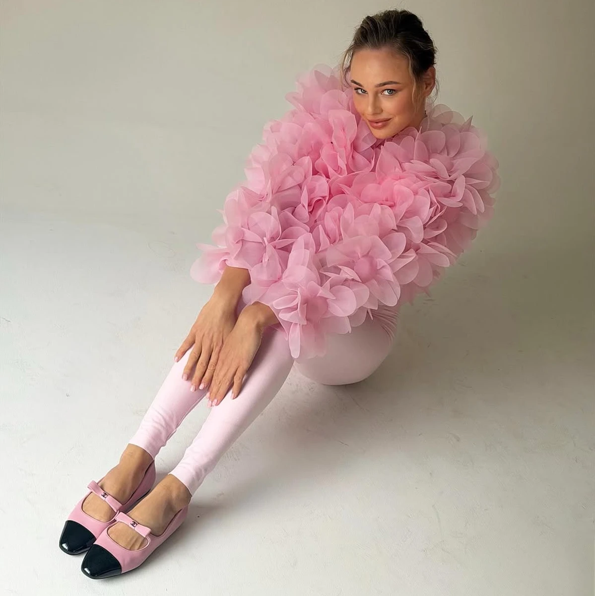 Дар'я Білодід попозувала у рожевих лосинах і жакеті