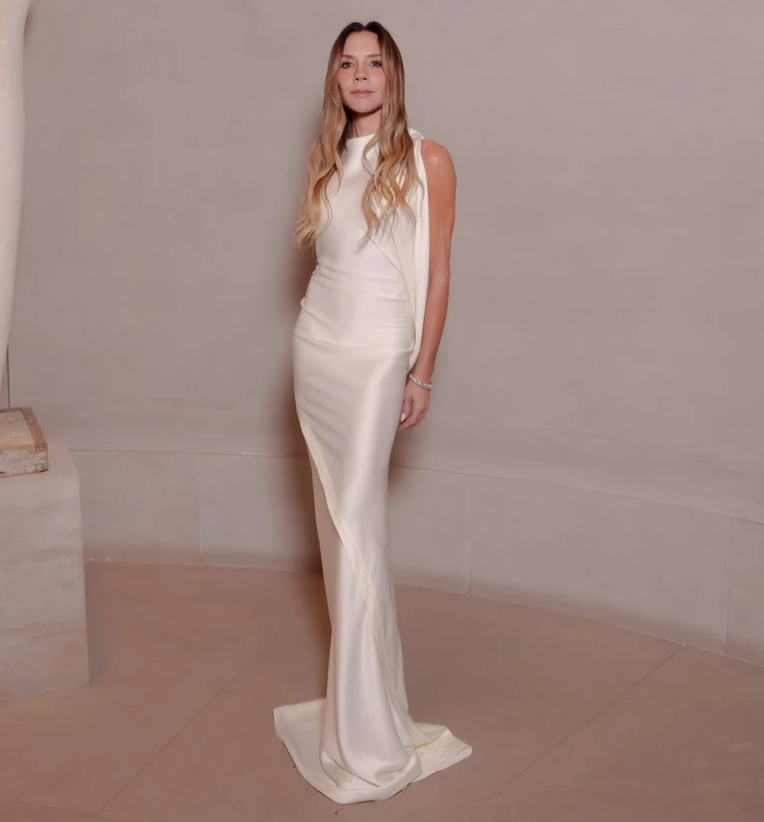 Вікторія Бекхем посвітила тілом у шовковій обтислій сукні