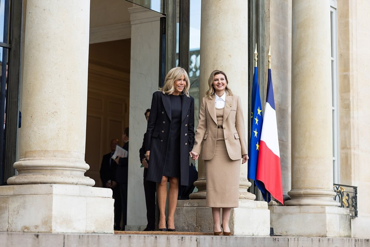 Перша леді Франції вбралася у темні сукню та пальто