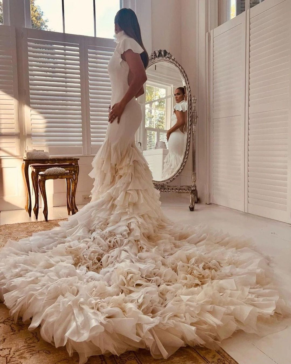 Мінімалістичні весільні сукні - це точно не про Джей Ло