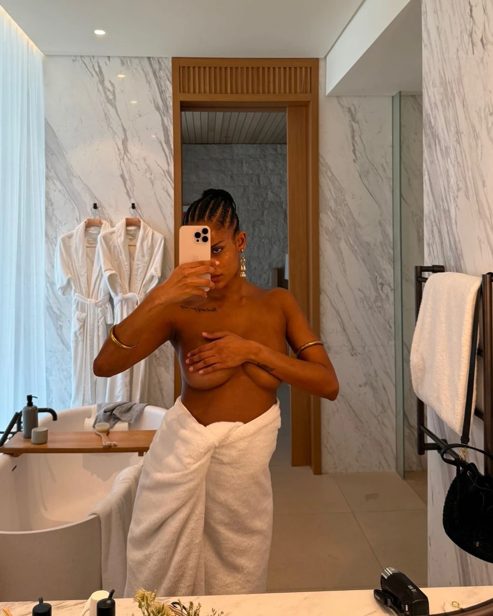 Дівчина Касселя топлес