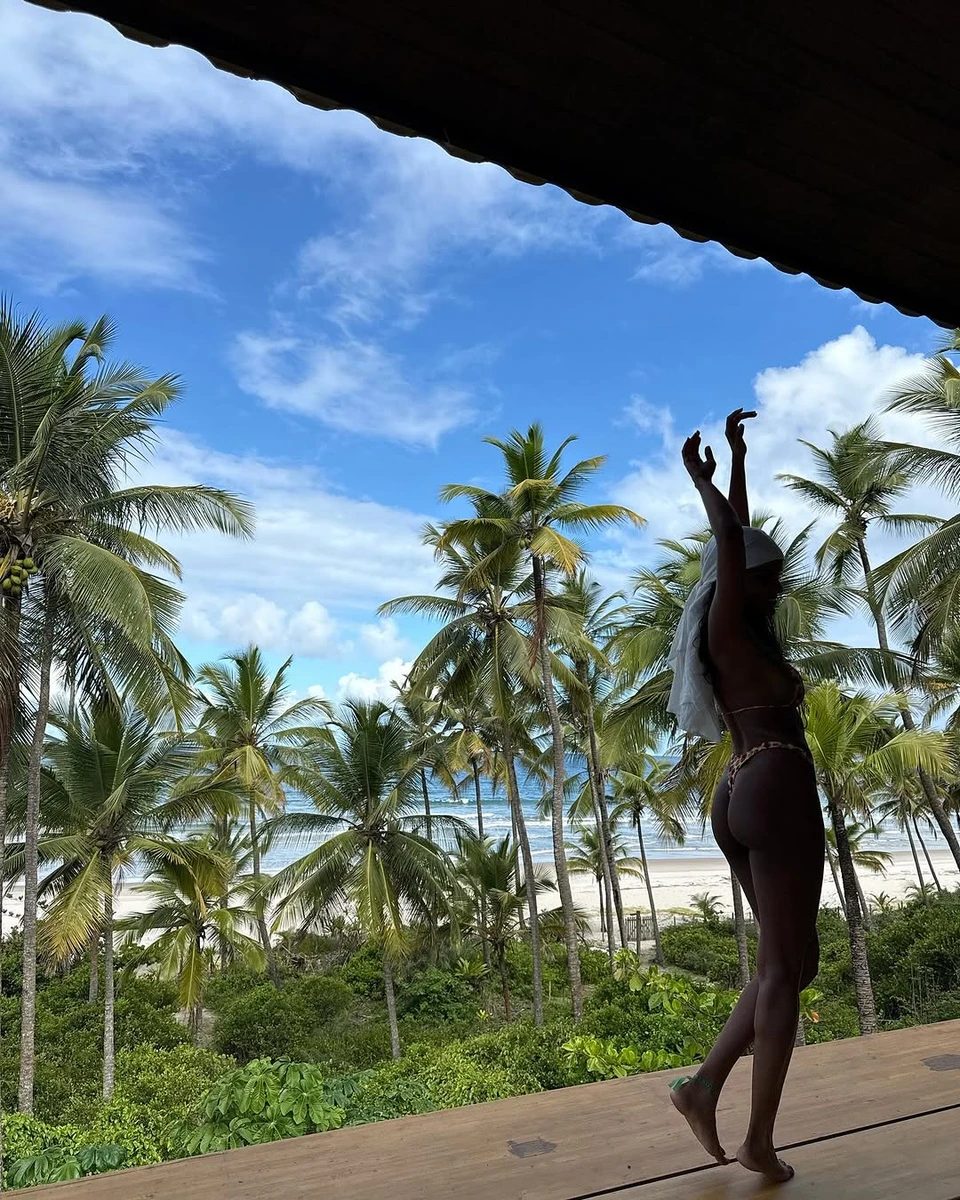 Дівчина Венсана Касселя показала форми в бікіні