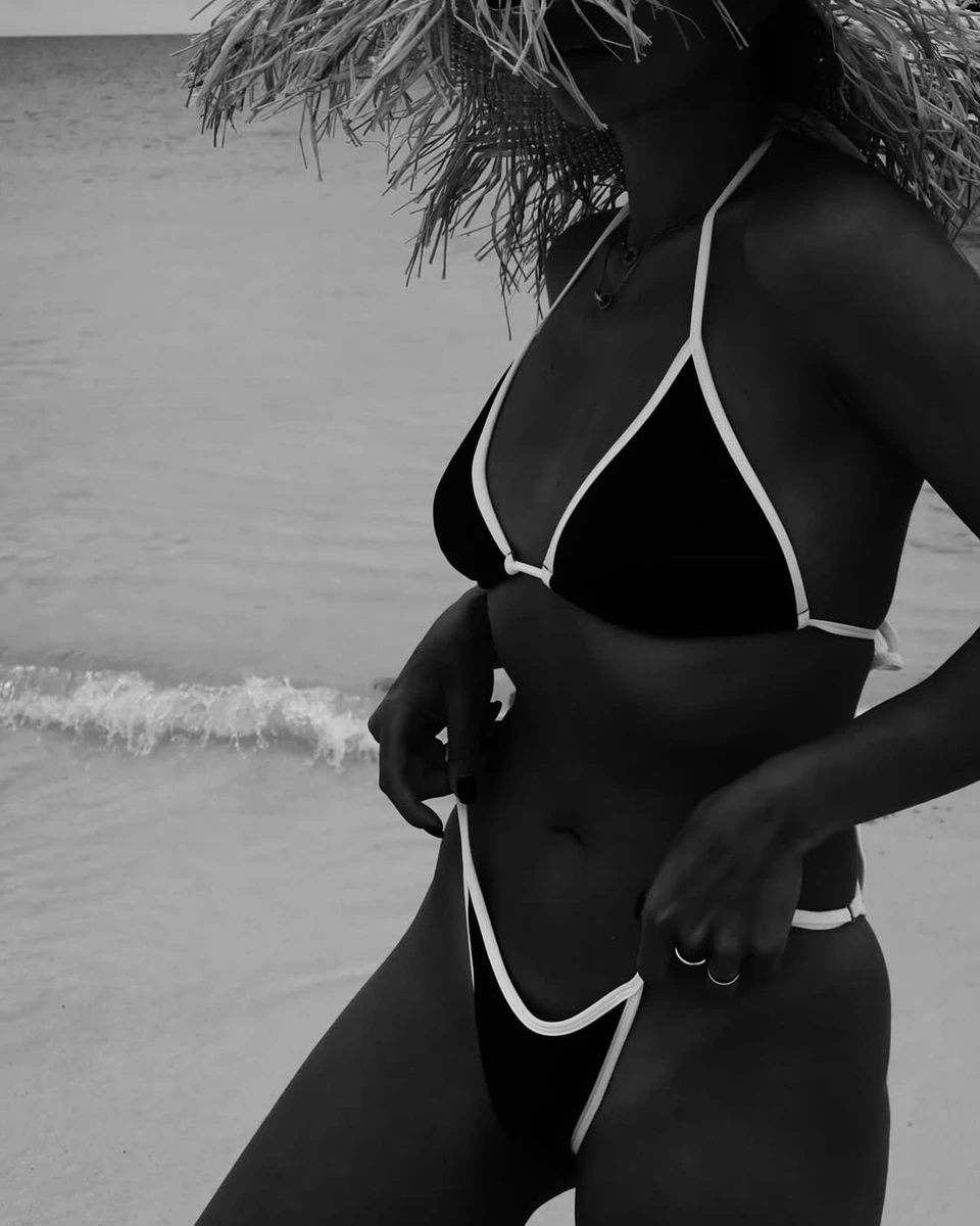 Анна Неплях у бікіні показала плаский живіт