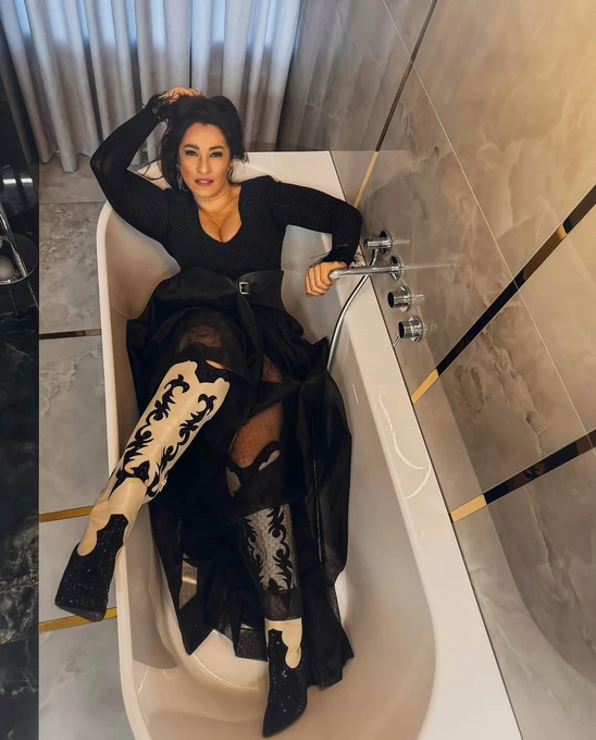 Наталка Карпа в сексі луці полежала у ванній