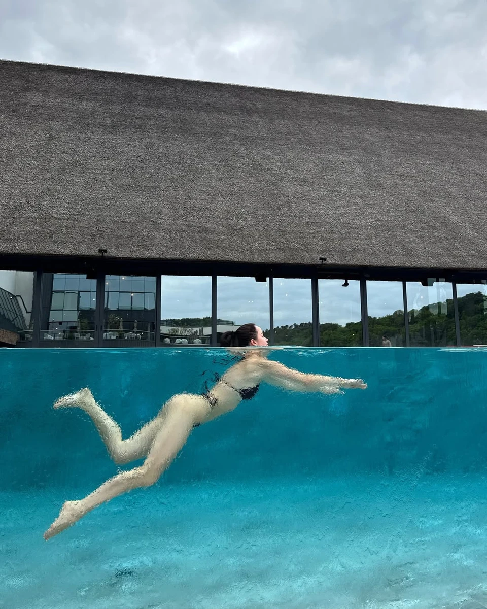 Таня Парфільєва показала як плаває у купальнику