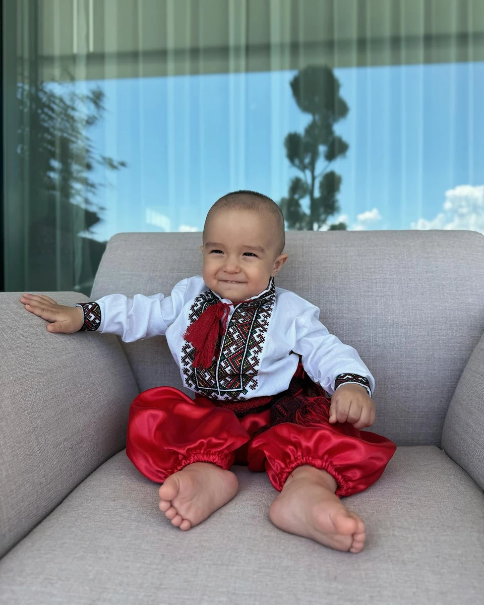 Схоже, Адамчику до вподоби яскравий український костюм 