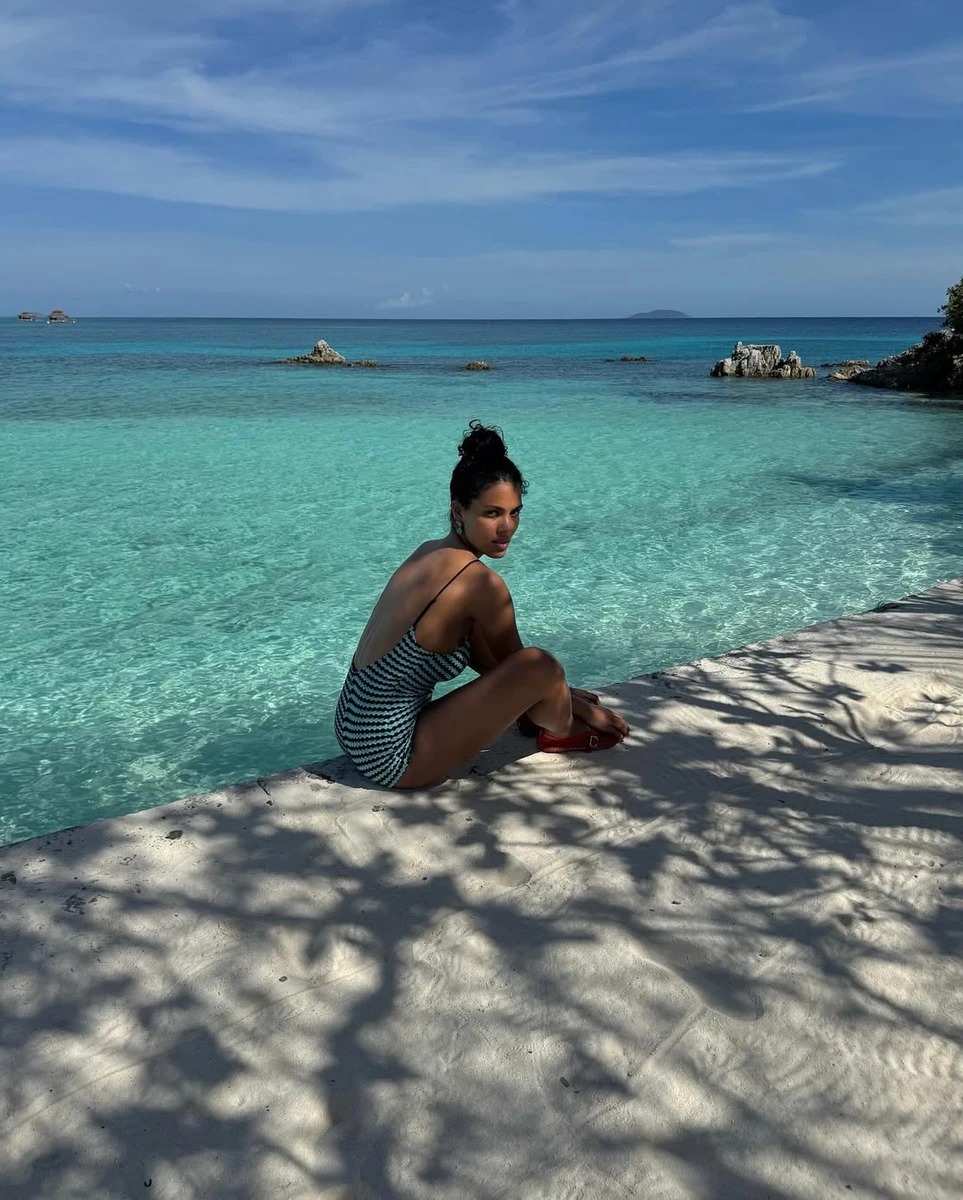 Тіна Кунакі у купальнику посиділа на піску біля океану