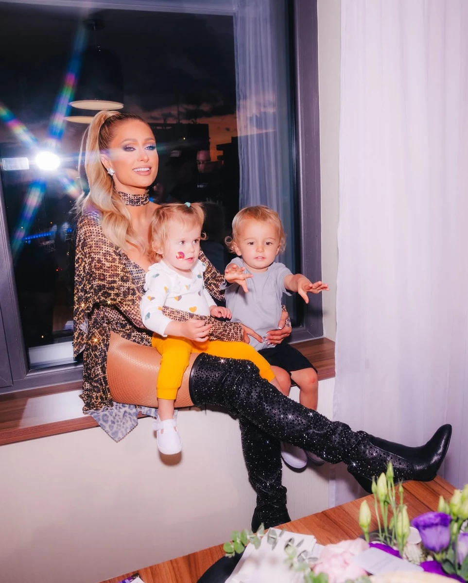 Періс Хілтон у леопардовій сукенці потримала сина і дочку на руках