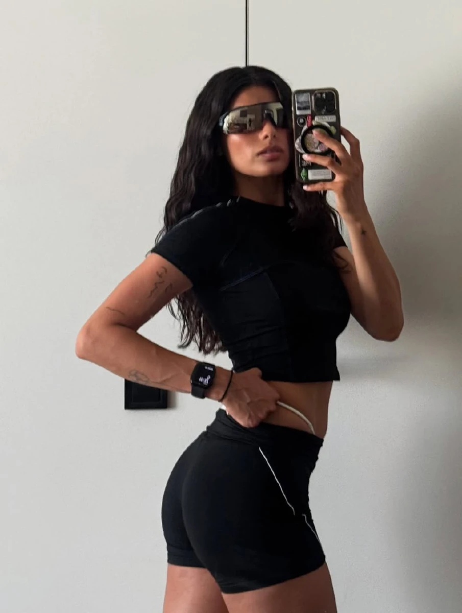 Мішель Андраде у шортах