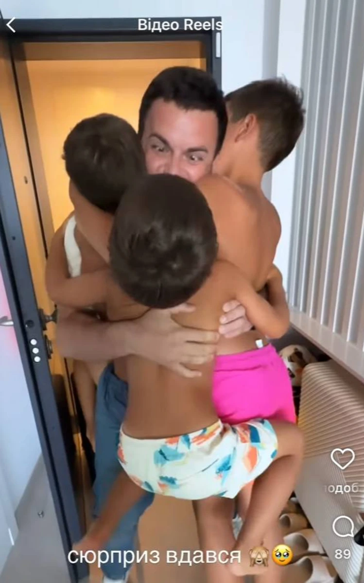 Григорій Решетнік обіймає синів