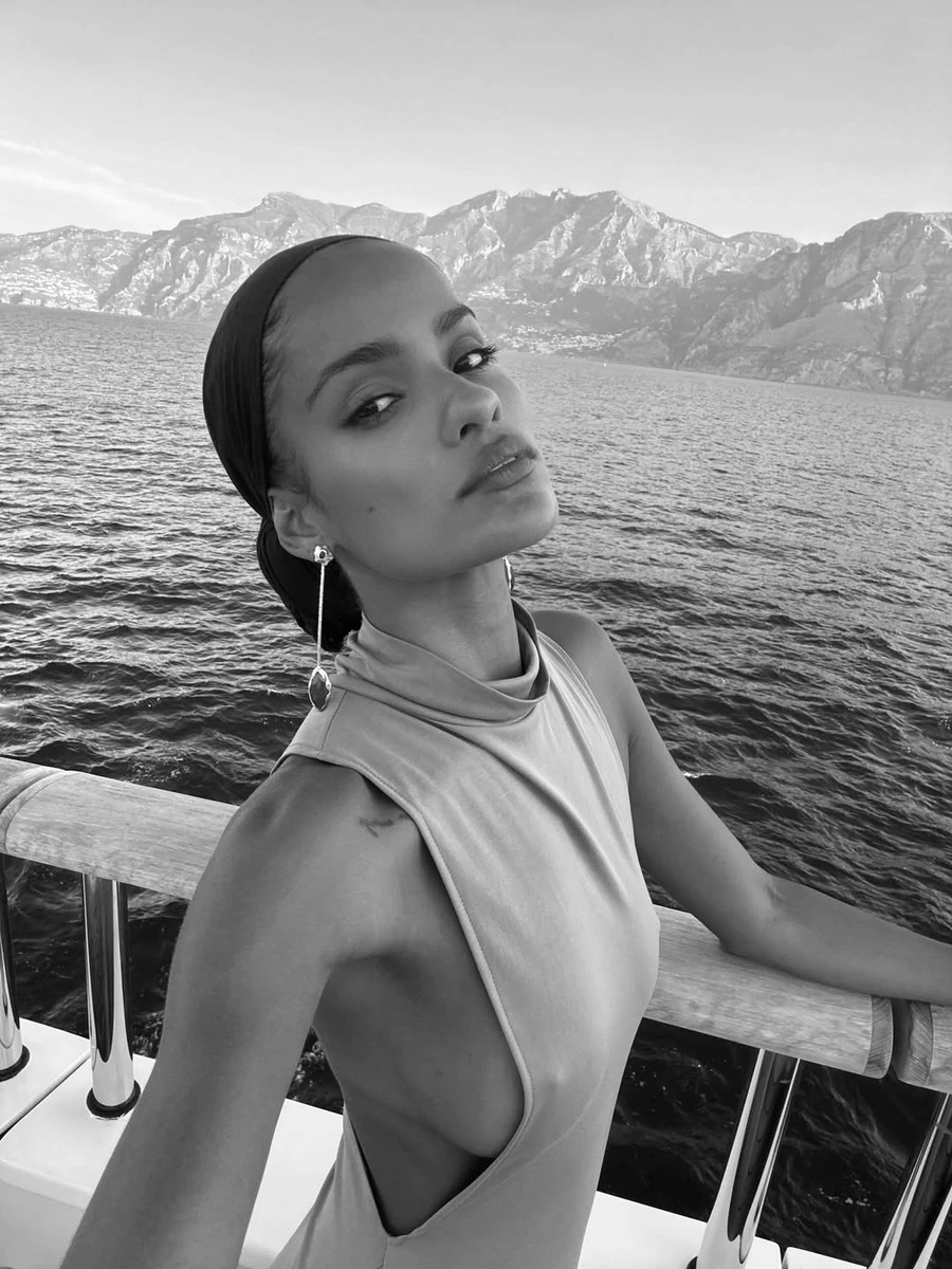 Кохана Касселя зазнімкувала своє декольте на яхті