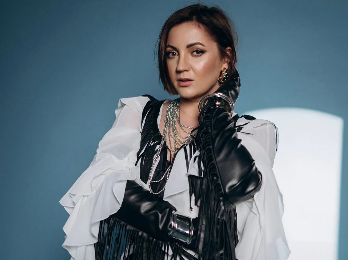 Оля Цибульська позує для фото