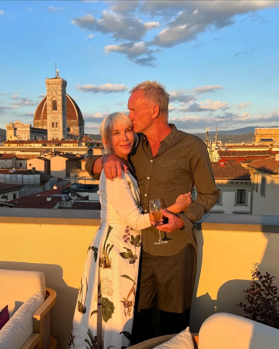 Стінг із дружиною на фоні міста