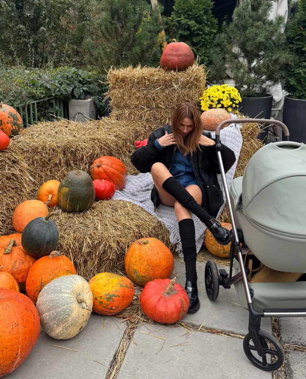 Леся Нікітюк у міні попозувала біля гарбузів разом із сином