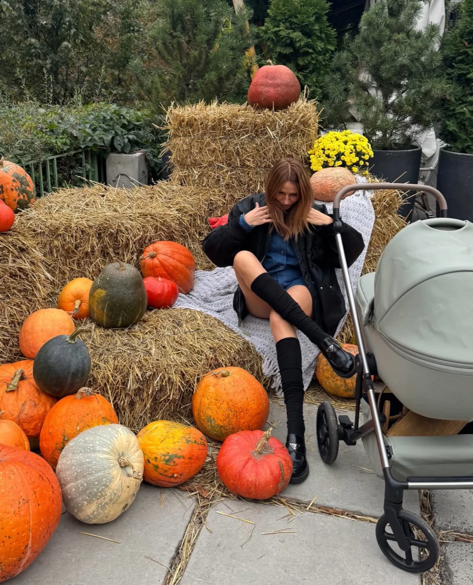 Леся Нікітюк у міні попозувала біля гарбузів разом із сином