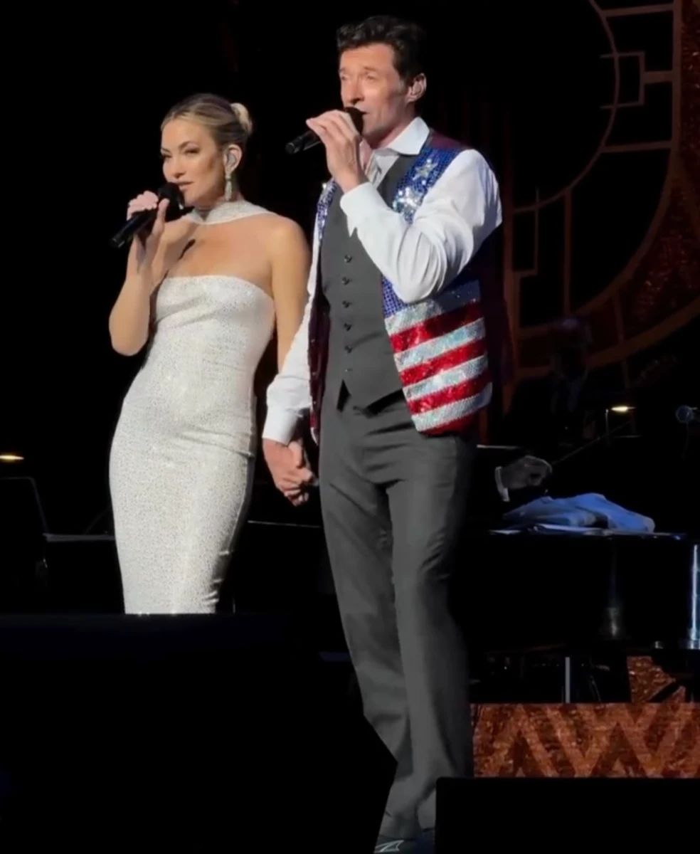 Кейт Хадсон і Х'ю Джекман за руку поспівали на сцені театру