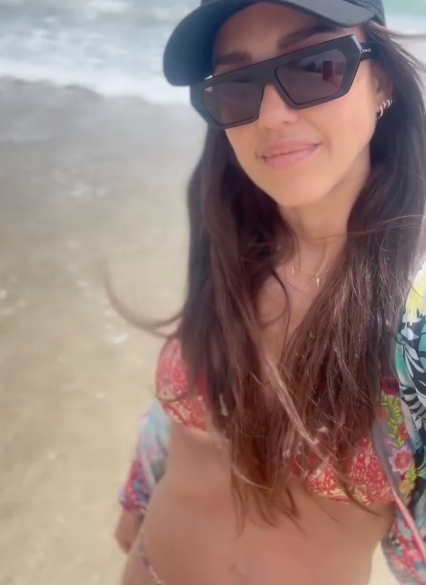 Джессіка Альба у купальнику ефектно попозувала у воді