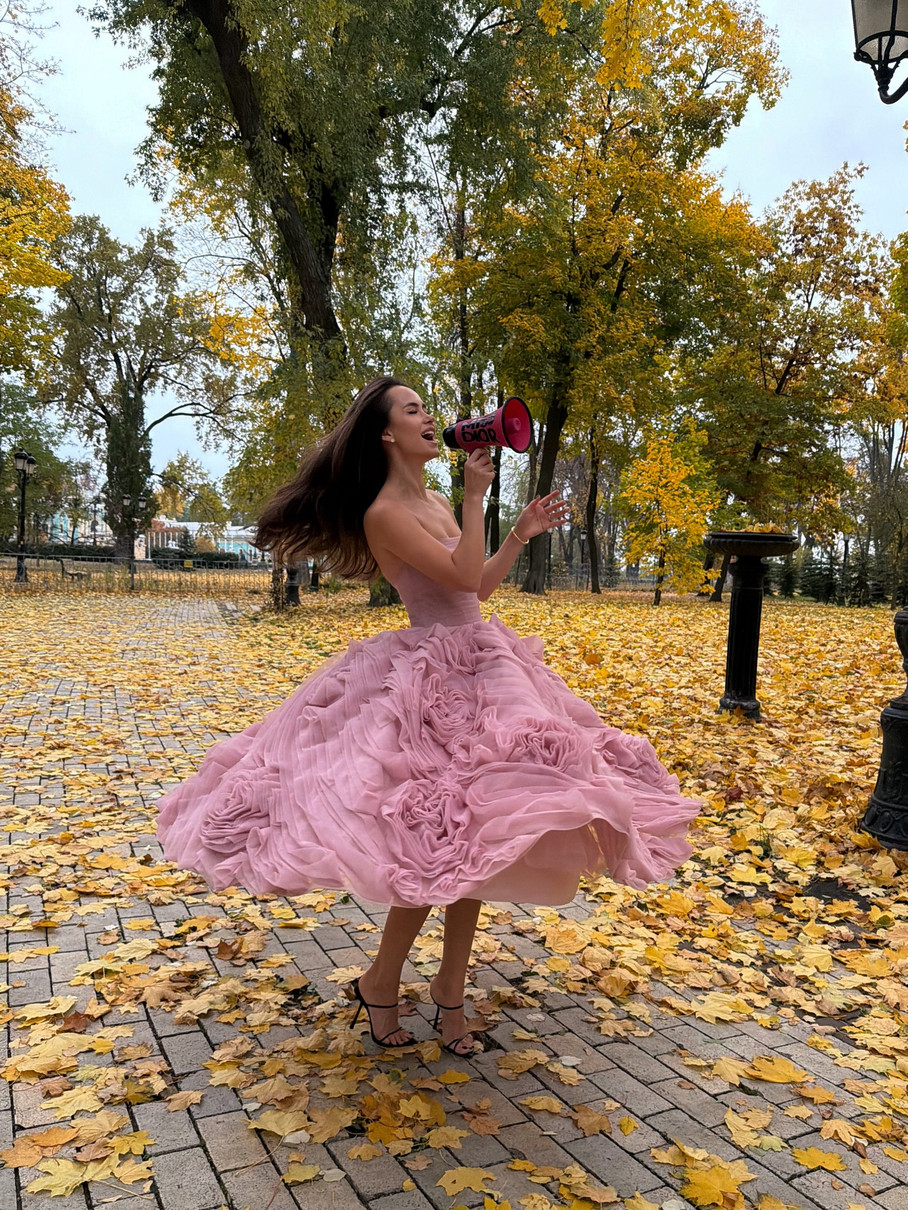 Цікаво, що Таня кричала у мегафон... 