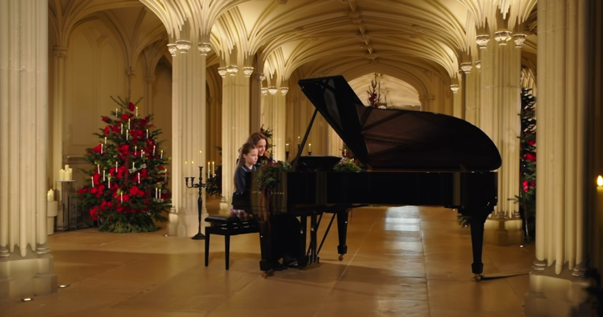 Кейт Міддлтон з дочкою пограли на піаніно для святкового відео