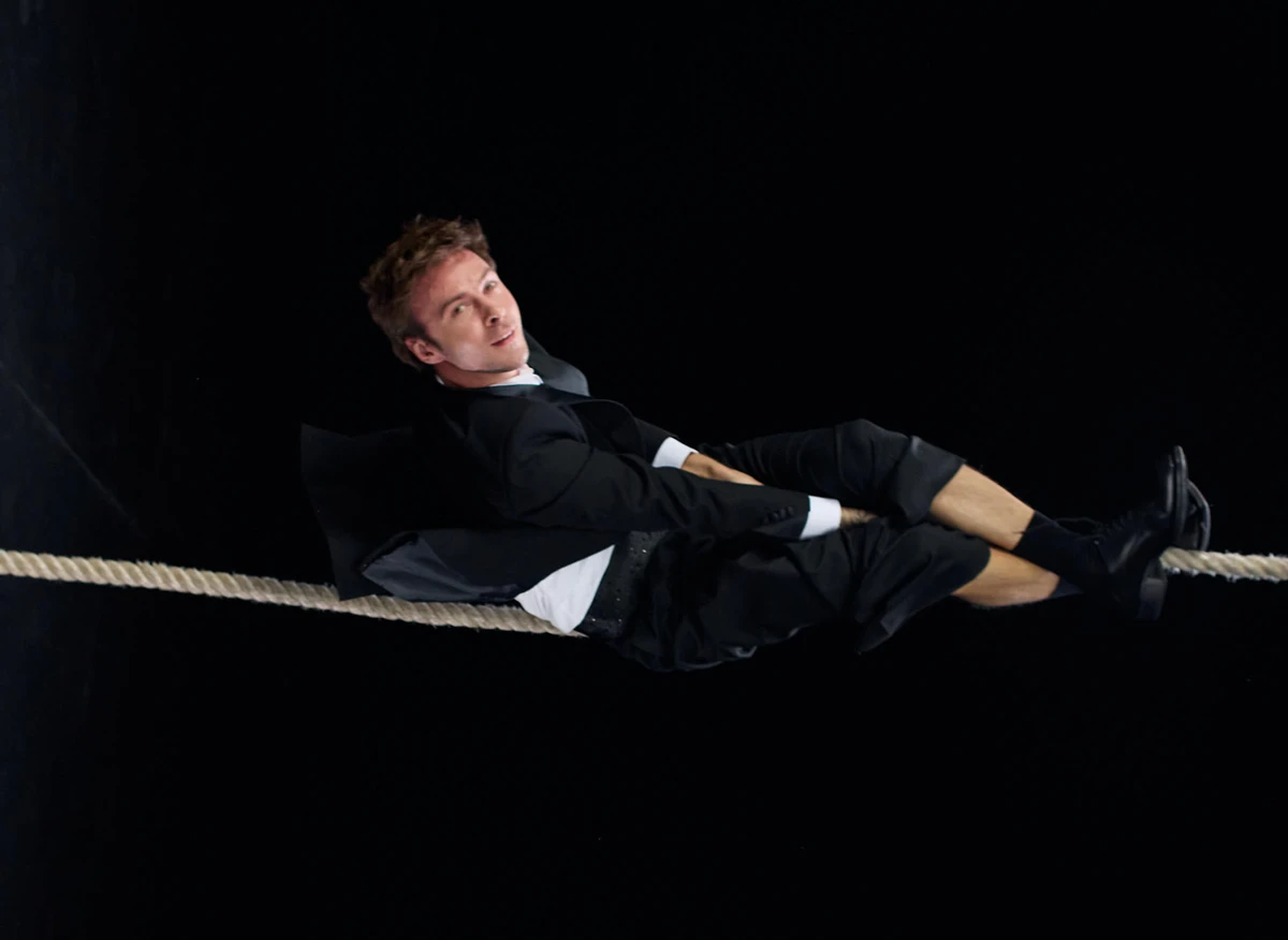 Макс Барських у смокінгу позвисав з каната в кліпі про стосунки