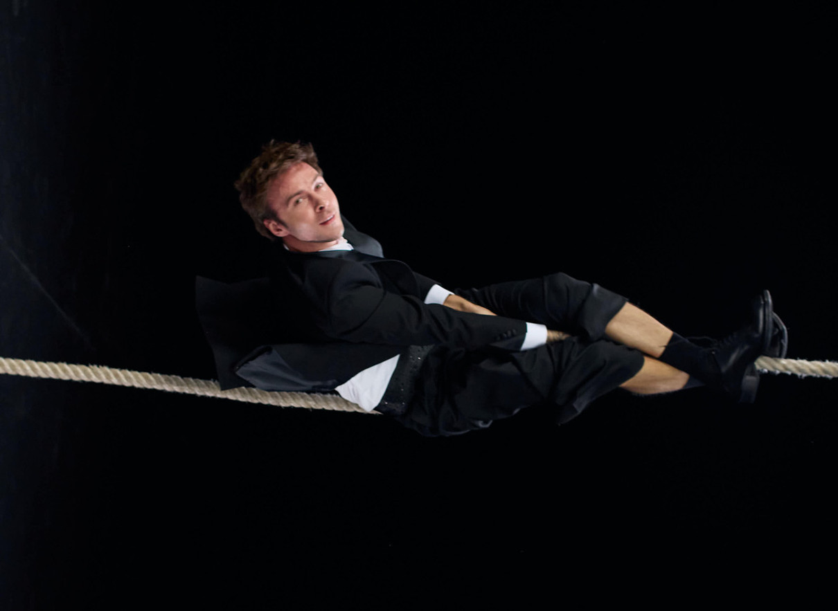 Макс Барських у смокінгу позвисав з каната в кліпі про стосунки