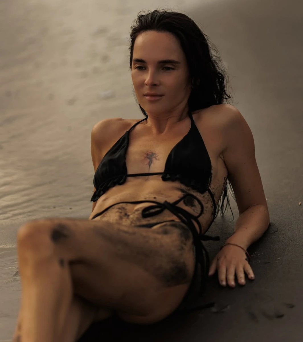 Інна Мірошниченко показала своє тіло у купальнику на пляжі