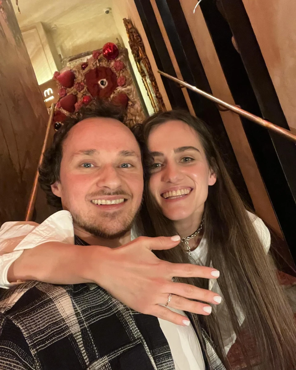 Наталія похизувалася каблучкою