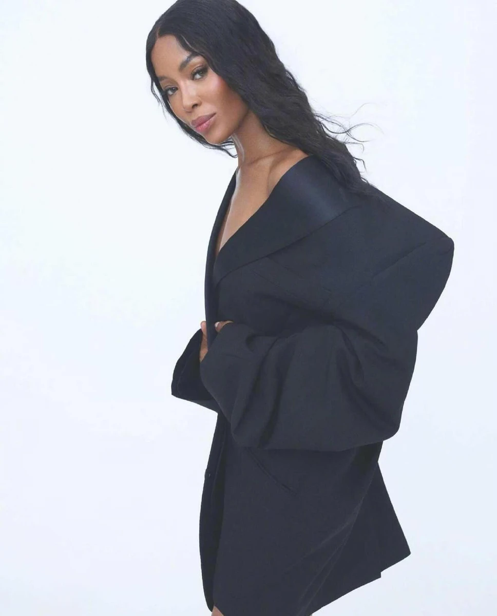 Наомі у черговій розкішній зйомці попозувала в оверсайзі на голе тіло