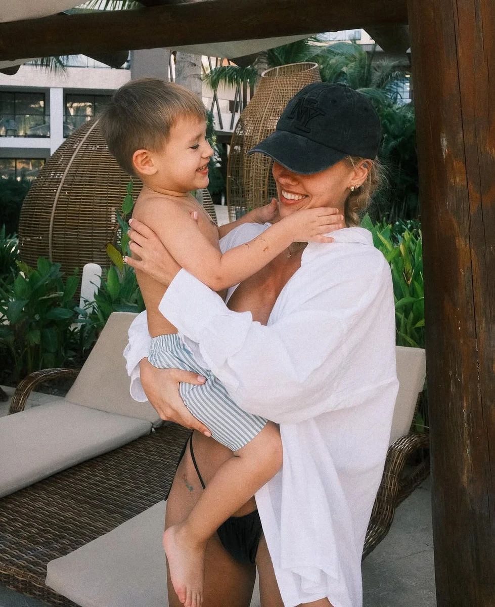 Здається, маленький Лев дуже любить, аби мама тримала його на руках