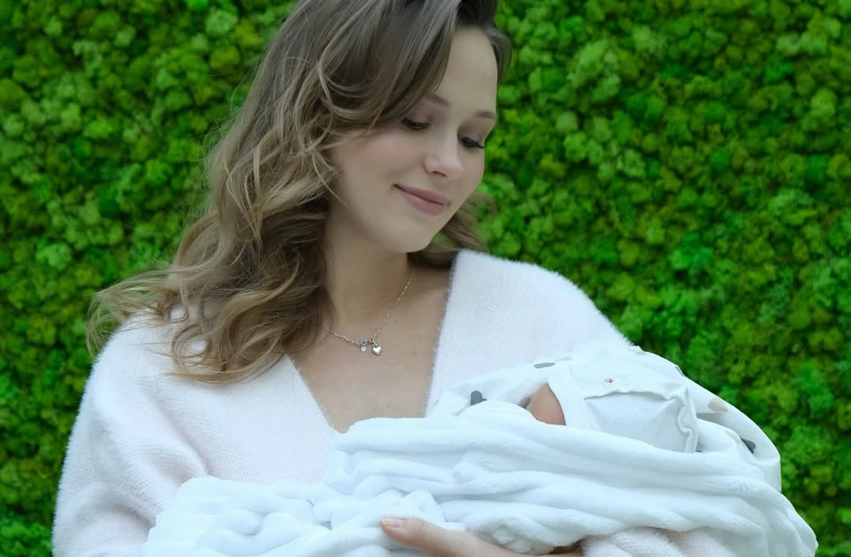 Анна Кошмал позує з маленькою донечкою