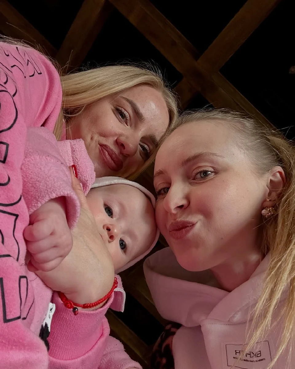 Сагайдачна з подругою і донькою