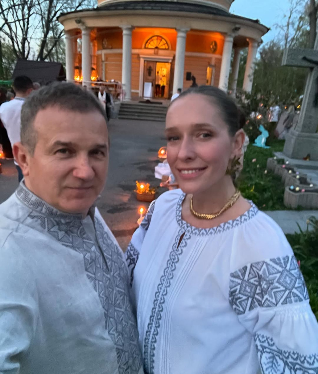 Катерина Осадча з чоловіком у вишиванках