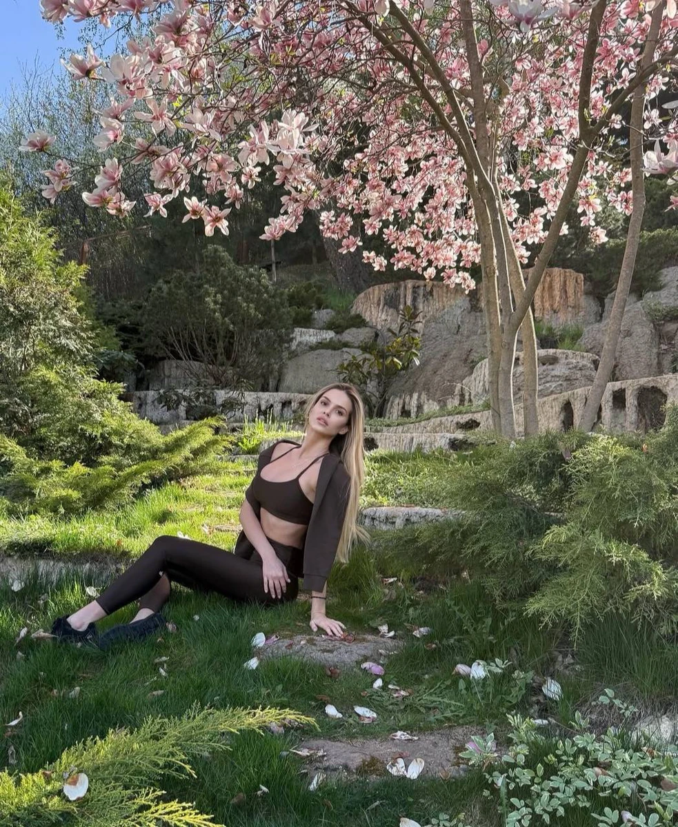 Валерія у топі і лосинах серед магнолій