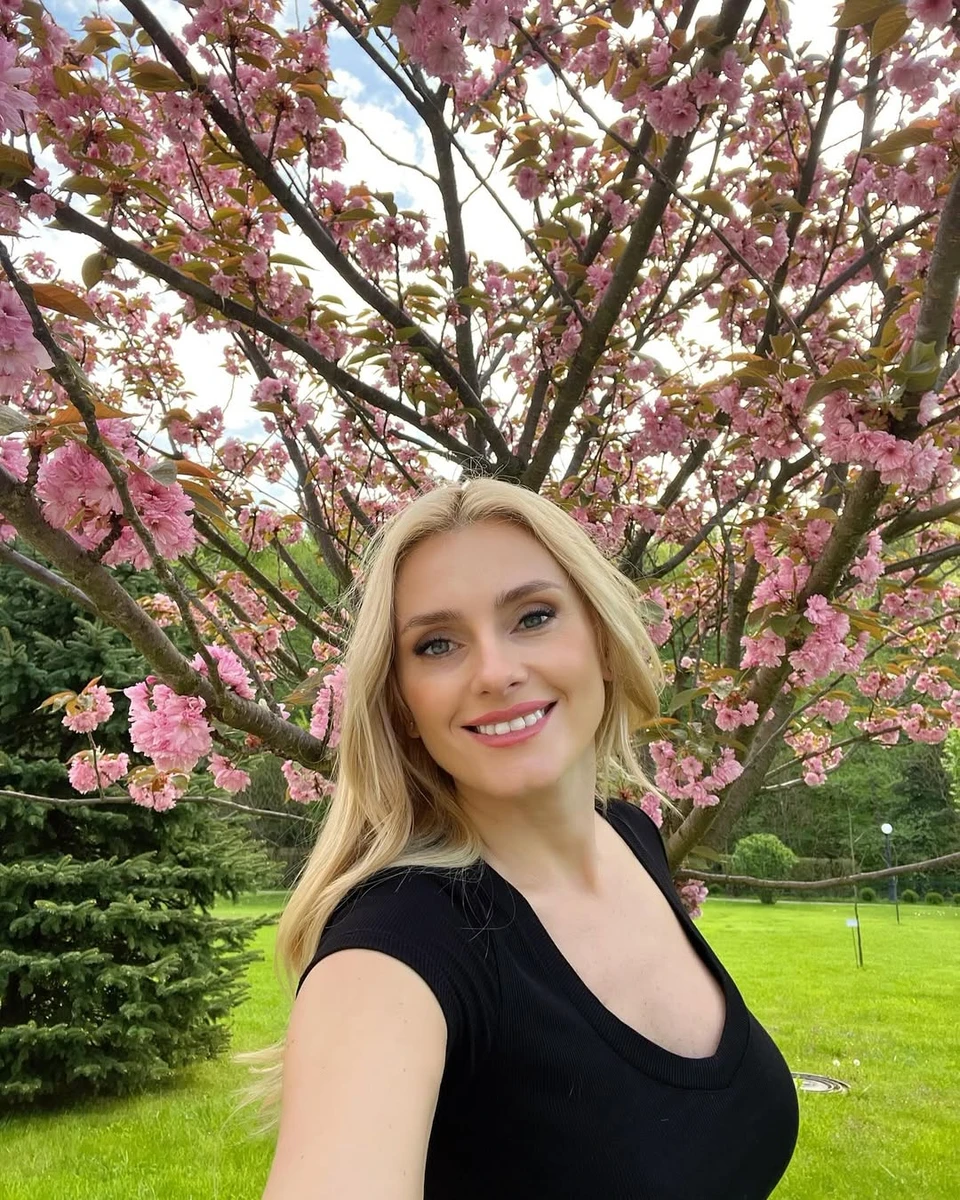 Ірина Федишин зробила сонячне селфі біля сакур