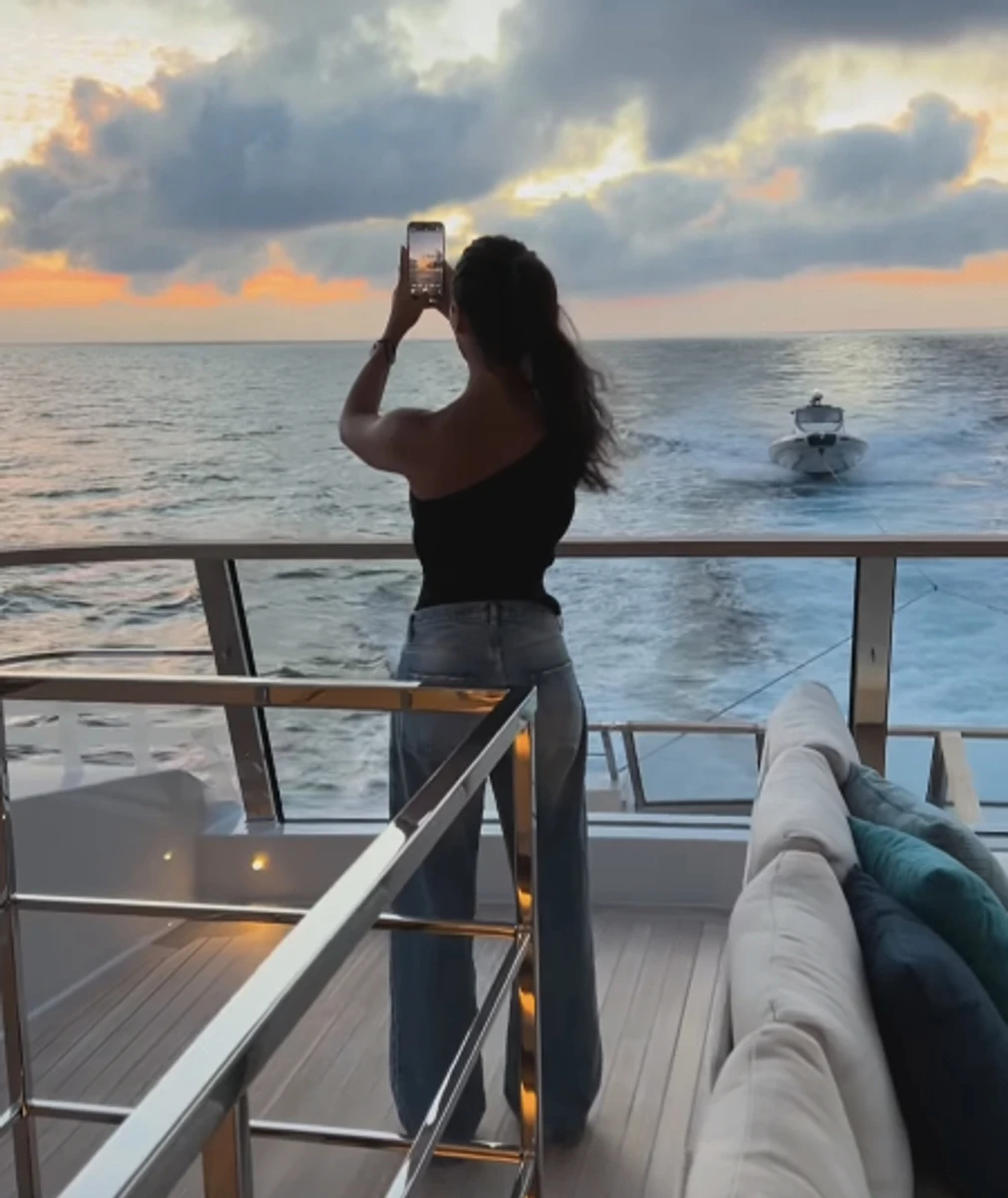 Санта Дімопулос показалася на яхті під час відпустки