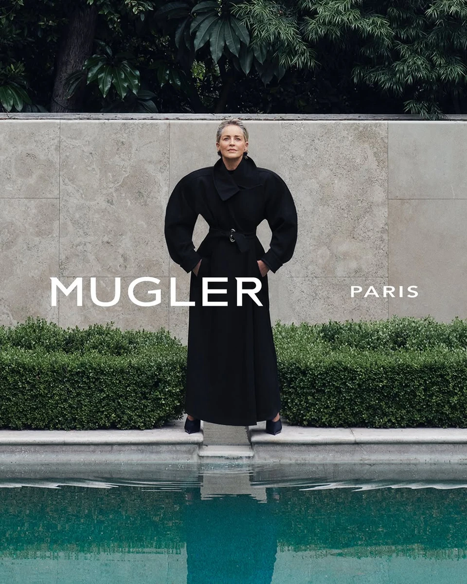 Шерон Стоун у модному образі попозувала біля басейну для реклами