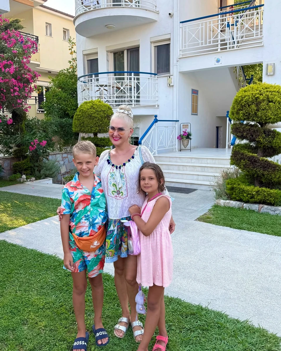 Катерина Бужинська з молодшими дітьми на фото