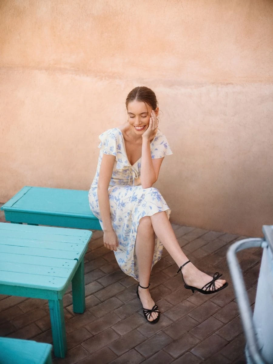 Образ з босоніжками з тонкими ремінцями