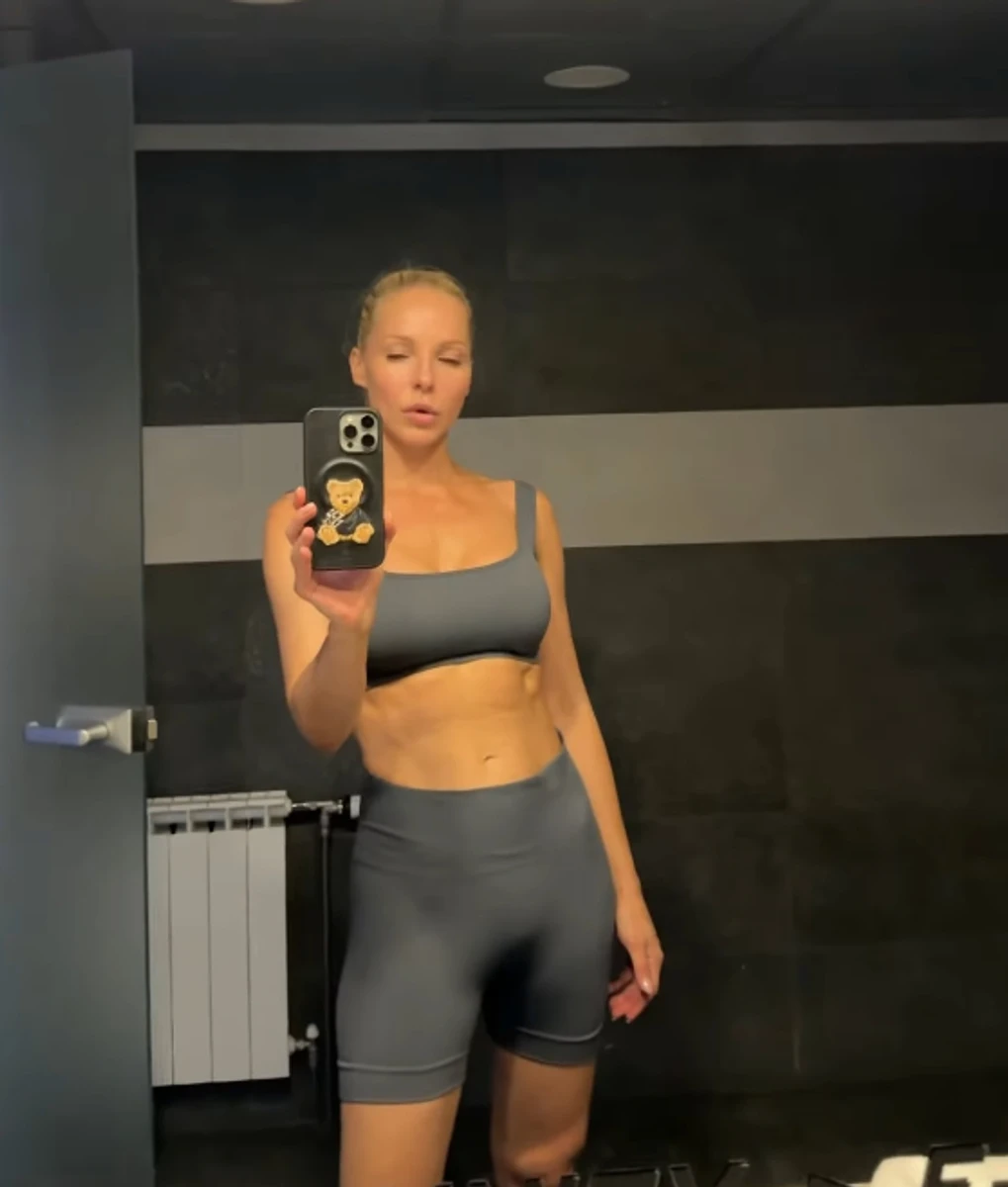Даша Трегубова у шортах і топі грайливо попозувала у спортзалі