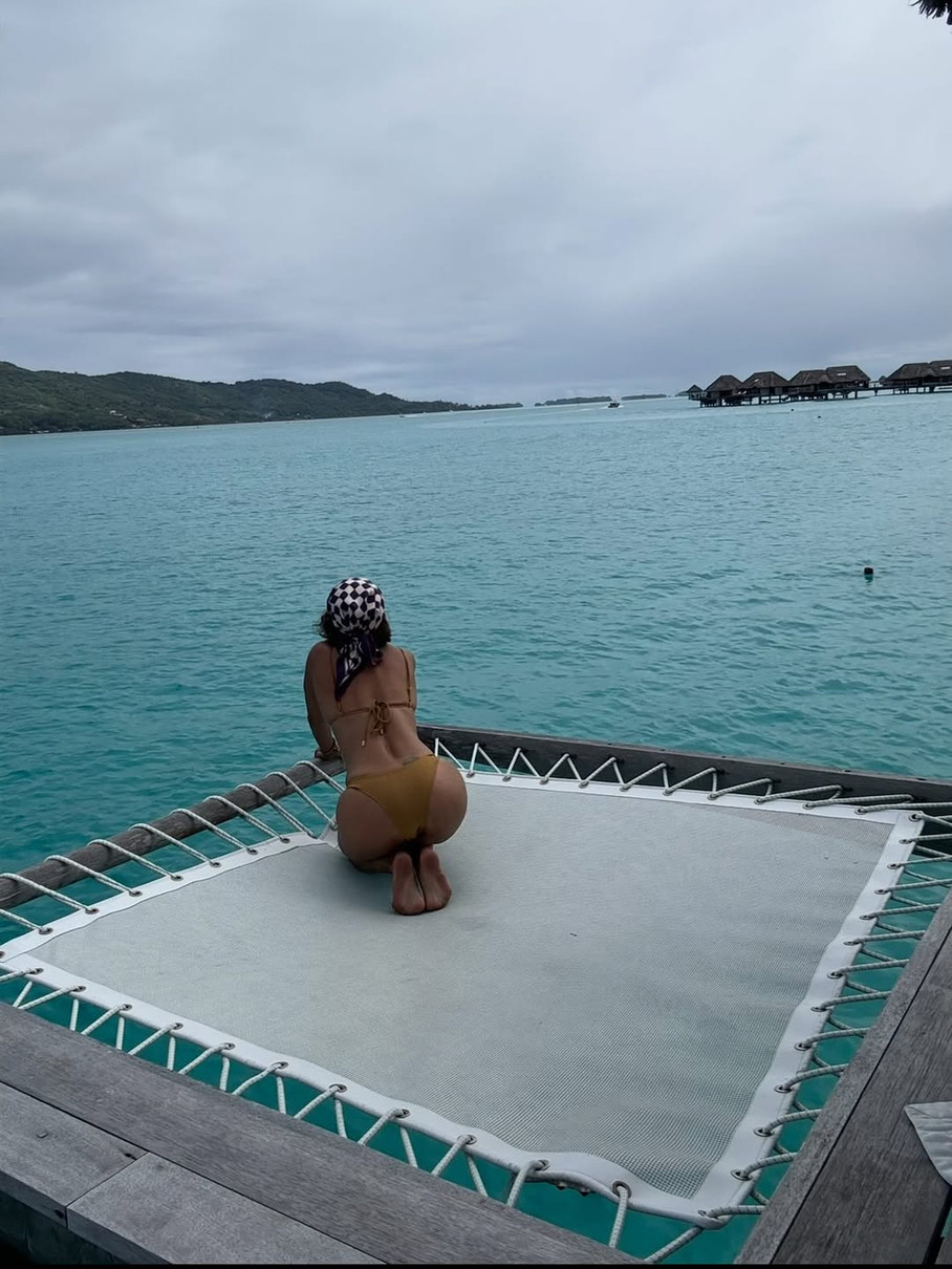 Холлі Беррі у купальнику виставила сідниці на воді